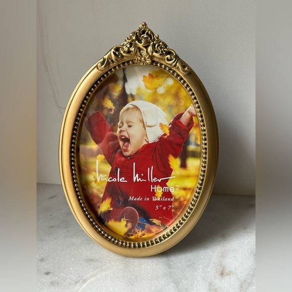 Nicole Miller Ornate Gold Oval Frame for 5x7” photo - Picture 3 of 11